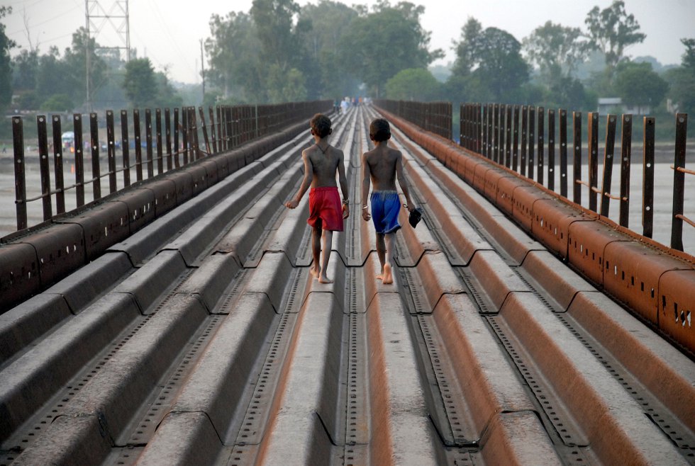 Paseo por un puente de Phillaur, cerca de Jalandha, India. SHAMMI MEHRA